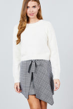 Load image into Gallery viewer, Long Sleeve Round Neck Crop Sweater
